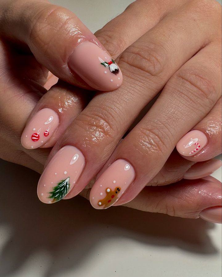 Short Christmas nails 2024