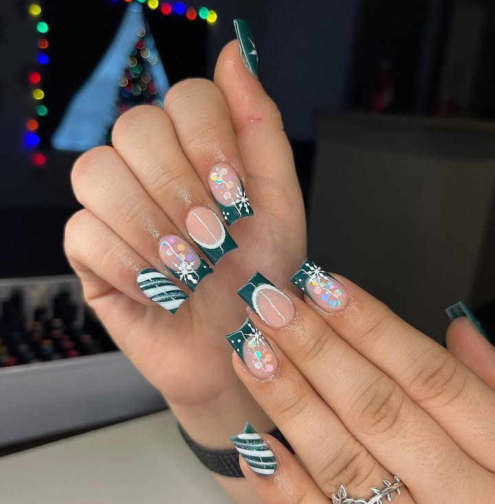 Short Christmas nails 2024