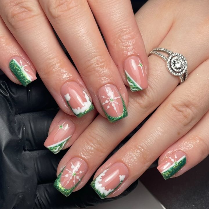 Short Christmas nails 2024