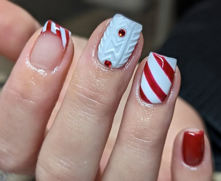 Short Christmas nails 2024