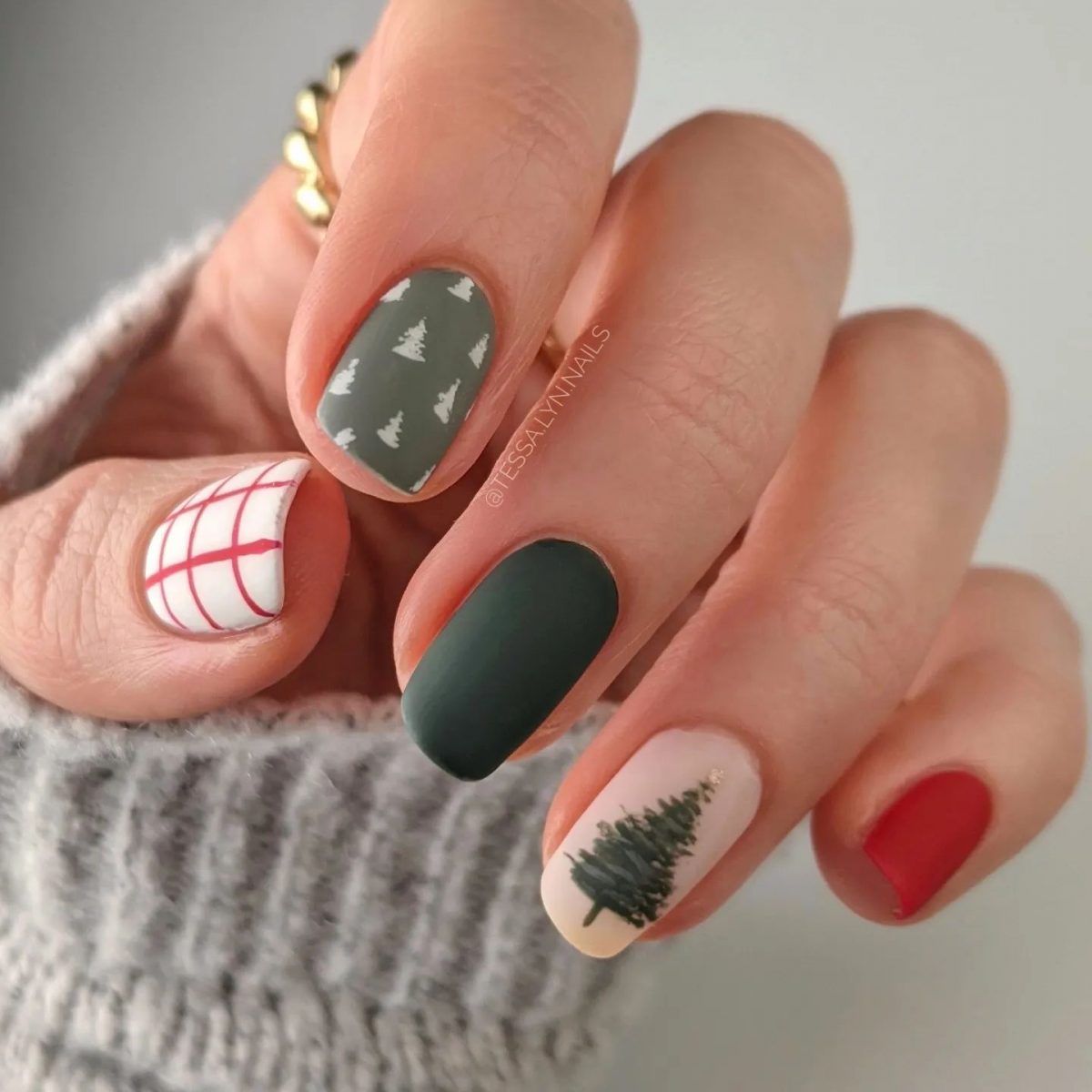 Simple Christmas Nail Designs