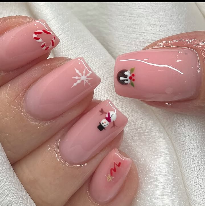 Short Christmas nails 2024