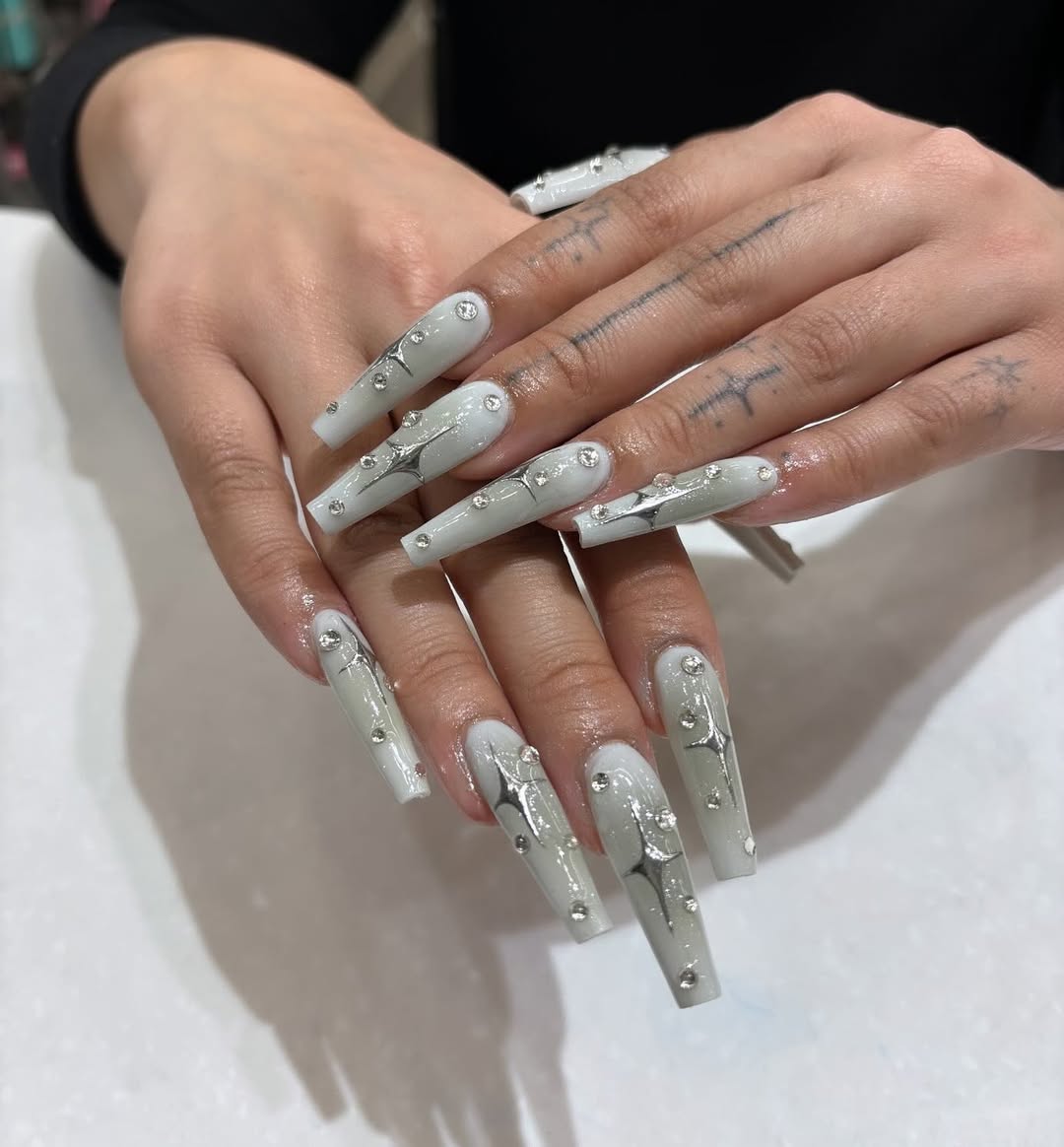 16 Trendy New Year's Eve Nail Designs for 2025