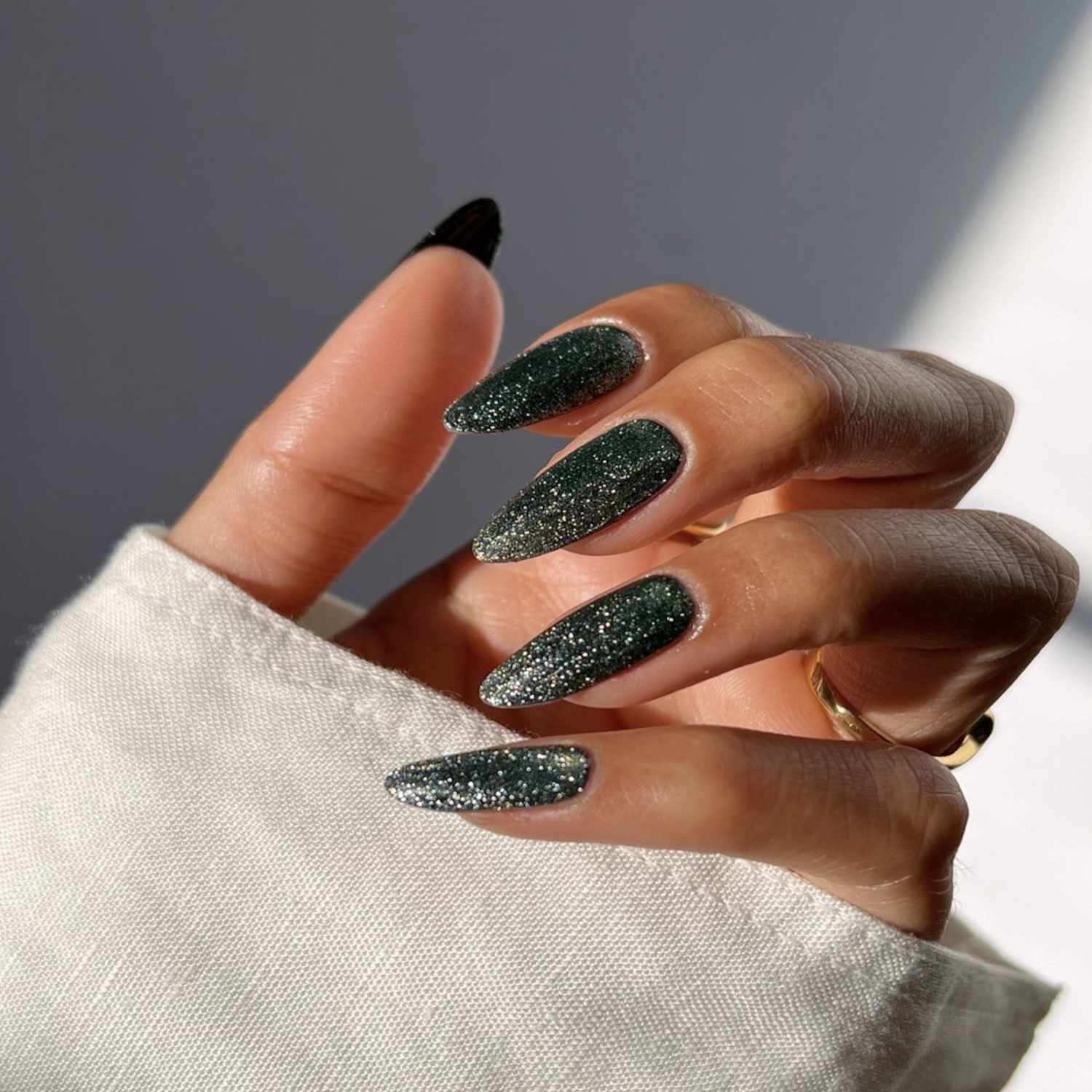 16 Trendy New Year's Eve Nail Designs for 2025