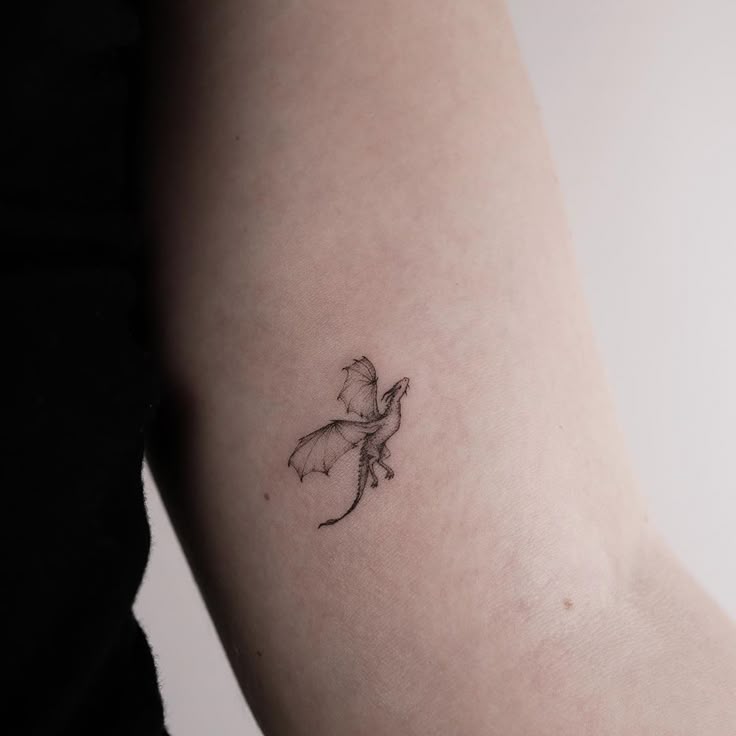 23 Minimalistic Tattoo Designs for Woman