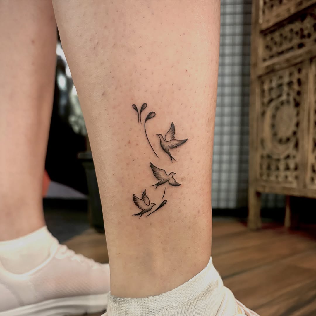 23 Minimalistic Tattoo Designs for Woman